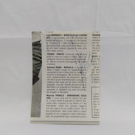 Ritaglio di giornale con foto e autografi dei calciatori Charles e Boniperti
