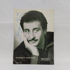 Cartolina con foto e autografo del cantante Domenico Modugno. Pieghe