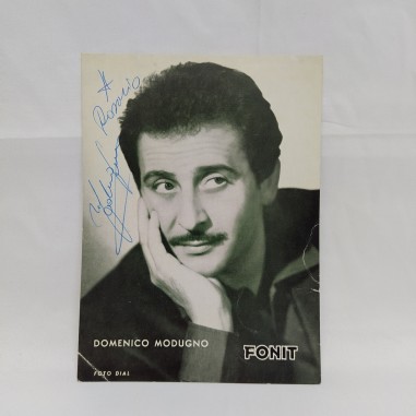 Cartolina con foto e autografo del cantante Domenico Modugno. Pieghe
