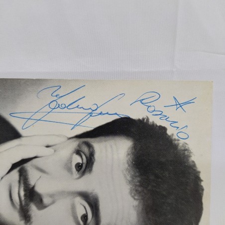Cartolina con foto e autografo del cantante Domenico Modugno. Pieghe