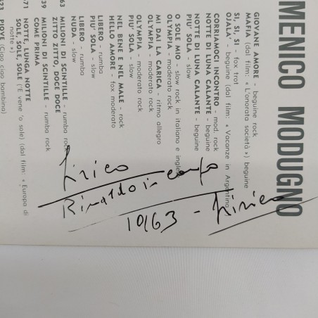 Cartolina con foto e autografo del cantante Domenico Modugno. Pieghe