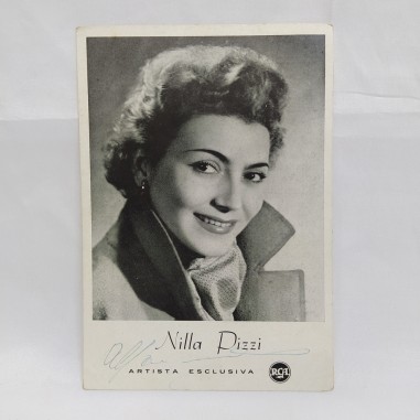 Cartolina autografata della cantante Nilla Pizzi. Leggero ingrigimento