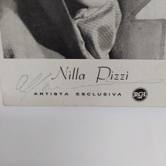 Cartolina autografata della cantante Nilla Pizzi. Leggero ingrigimento 2