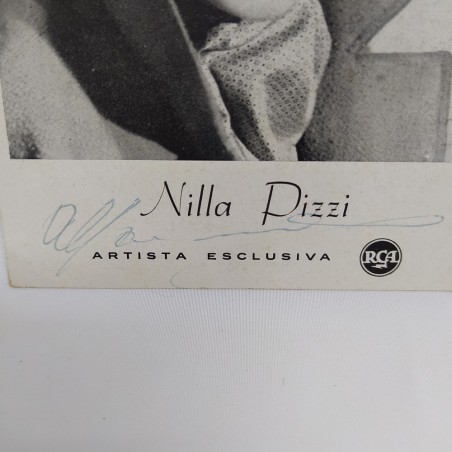 Cartolina autografata della cantante Nilla Pizzi. Leggero ingrigimento