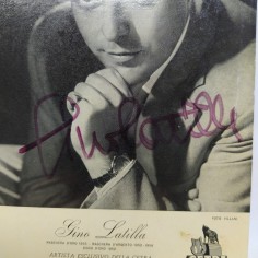 Cartolina autografata di Gino Latilla. Ingrigimento della carta 2