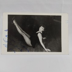 Foto autografata da una cantante lirica, dedica e firma non decifrata, 14x9 cm