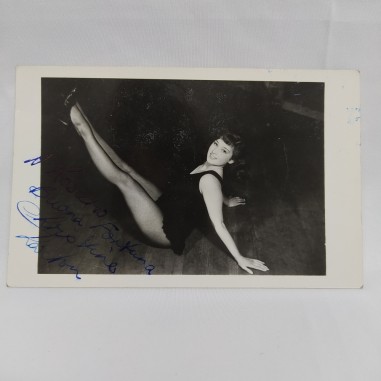 Foto autografata da una cantante lirica, dedica e firma non decifrata, 14x9 cm
