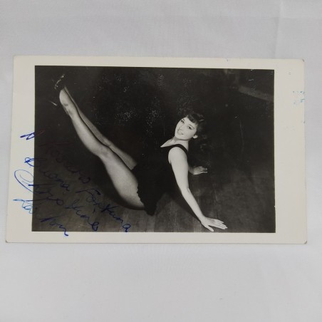 Foto autografata da una cantante lirica, dedica e firma non decifrata, 14x9 cm