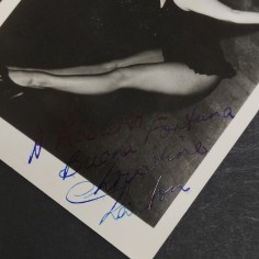 Foto autografata da una cantante lirica, dedica e firma non decifrata, 14x9 cm 2