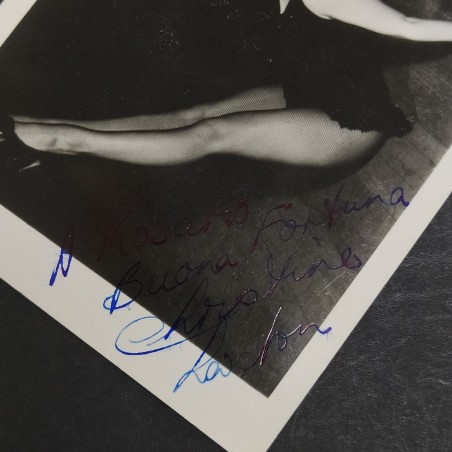 Foto autografata da una cantante lirica, dedica e firma non decifrata, 14x9 cm