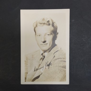 Cartolina con foto dell'attore Danny Kaye e firma probabilmente stampata. Buono