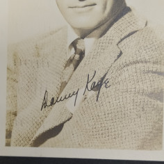 Cartolina con foto dell'attore Danny Kaye e firma probabilmente stampata. Buono 2