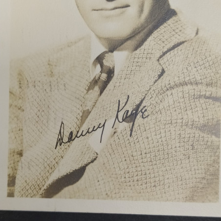 Cartolina con foto dell'attore Danny Kaye e firma probabilmente stampata. Buono