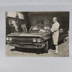 Cartolina con foto autografata dall'editore Corrado Tedeschi con l'auto. Buono