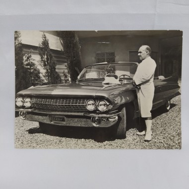 Cartolina con foto autografata dall'editore Corrado Tedeschi con l'auto. Buono