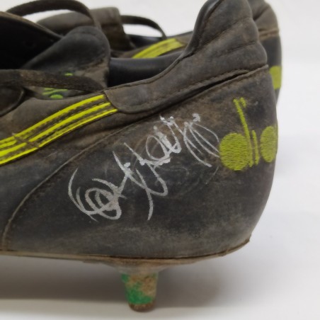 Scarpini da calcio di Paolo Rossi con autografo fortemente usati e sporchi