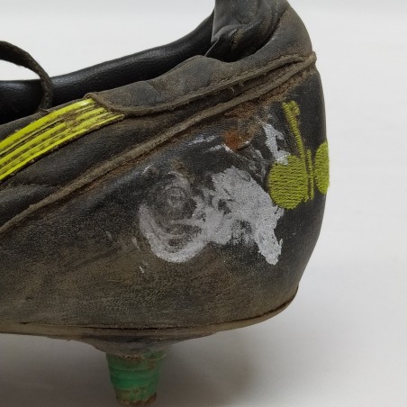 Scarpini da calcio di Paolo Rossi con autografo fortemente usati e sporchi