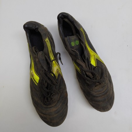 Scarpini da calcio di Paolo Rossi con autografo fortemente usati e sporchi