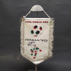 Gagliardetto Fifa World Cup Italia '90 con l'autografo di Roberto Baggio. Buono