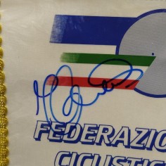 Gagliardetto Federazione ciclistica italiana con l'autografo di Gimondi. Buono 2