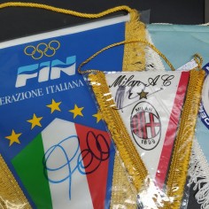 Lotto di 5 gagliardetti sportivi vari con autografi ben conservati in custodia 2