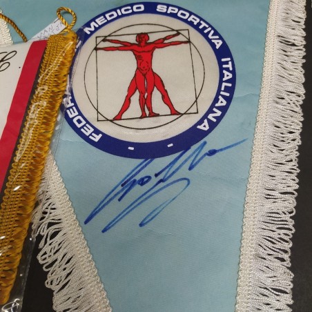 Lotto di 5 gagliardetti sportivi vari con autografi ben conservati in custodia