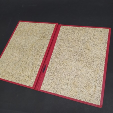 Cartellina portadocumenti con Croce di Malta in copertina. Macchie interne