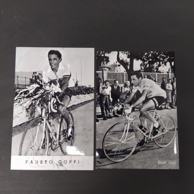 Lotto di 2 riproduzioni di foto del ciclista Fausto Coppi, firme sugli originali
