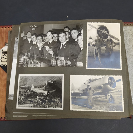 Album di foto di avieri e aerei militari anni 50/60 con stemma e spillino
