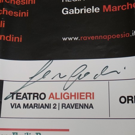Lotto di 18 volantini, cartoline e ritagli di rivista di comici con autografi