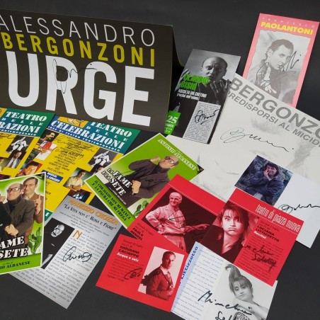 Lotto di 18 volantini, cartoline e ritagli di rivista di comici con autografi
