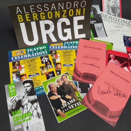 Lotto di 18 volantini, cartoline e ritagli di rivista di comici con autografi
