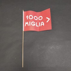 Bandierina delle 1000 Miglia e Mercedes con autografo del pilota Moss. Pieghe