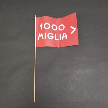 Bandierina delle 1000 Miglia e Mercedes con autografo del pilota Moss. Pieghe