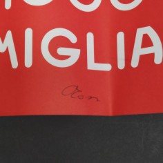 Bandierina delle 1000 Miglia e Mercedes con autografo del pilota Moss. Pieghe 2
