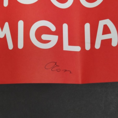 Bandierina delle 1000 Miglia e Mercedes con autografo del pilota Moss. Pieghe