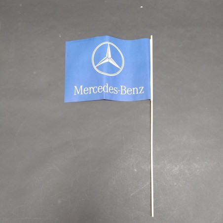 Bandierina delle 1000 Miglia e Mercedes con autografo del pilota Moss. Pieghe