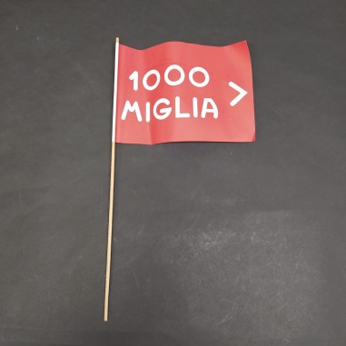 Bandierina Mercedes Benz e Mille Miglia con autografo non identificato. Pieghe