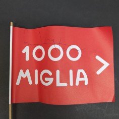 Bandierina Mercedes Benz e Mille Miglia con autografo non identificato. Pieghe 2