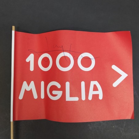 Bandierina Mercedes Benz e Mille Miglia con autografo non identificato. Pieghe