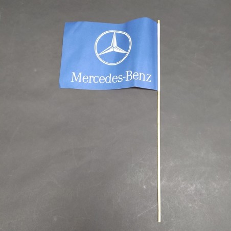 Bandierina Mercedes Benz e Mille Miglia con autografo non identificato. Pieghe