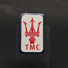 Spilla Maserati 70x45 mm colorata con piccole ammaccature agli spigoli