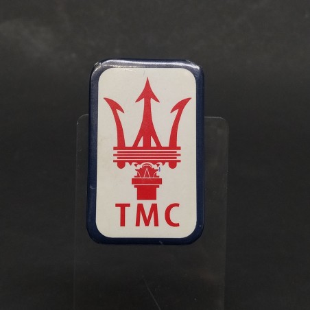 Spilla Maserati 70x45 mm colorata con piccole ammaccature agli spigoli