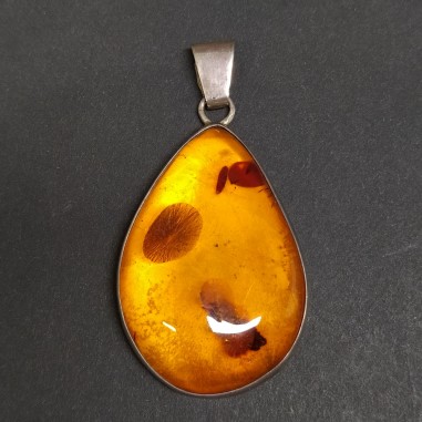 Ciondolo per collana in ambra in forma di goccia con vegetali, cornice argentata