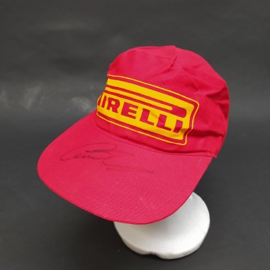 Cappellino Pirelli in tela rosso con autografo di Lewis Hamilton ben conservato
