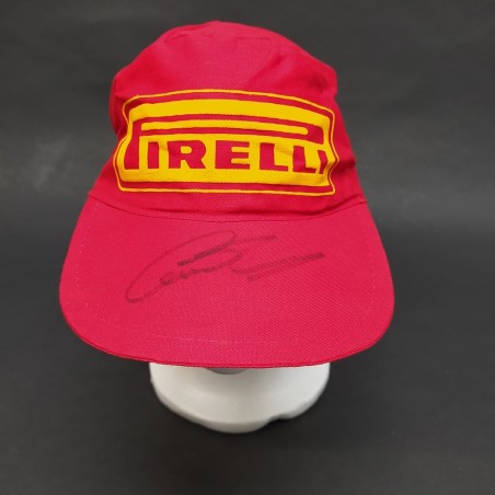 Cappellino Pirelli in tela rosso con autografo di Lewis Hamilton ben conservato
