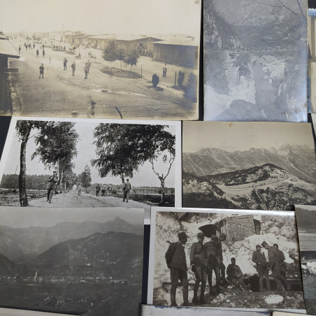 Lotto di 25 foto e cartoline militari con obici, trincee, varie dimensioni
