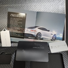 Set Jaguar con tesser, targhetta adesiva Jag Club, libretto e portachiavi. Buono 2