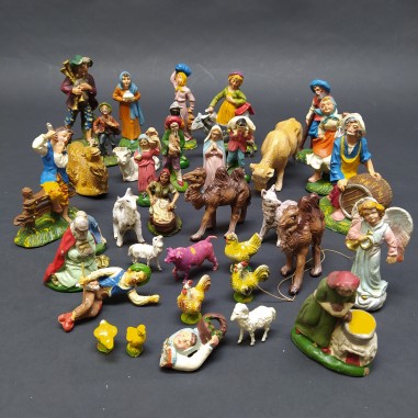 Statuine di presepe in plastica, argilla, gesso con personaggi incollati e rotti