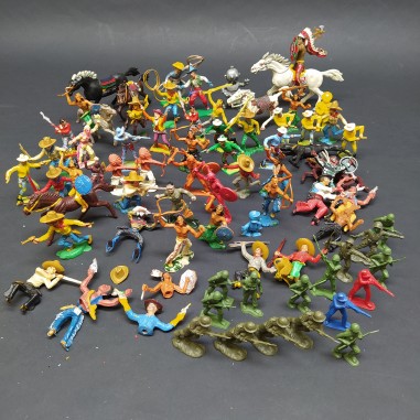 Blocco di 60 statuine e soldatini, indiani e cowboy in plastica, ammaccature